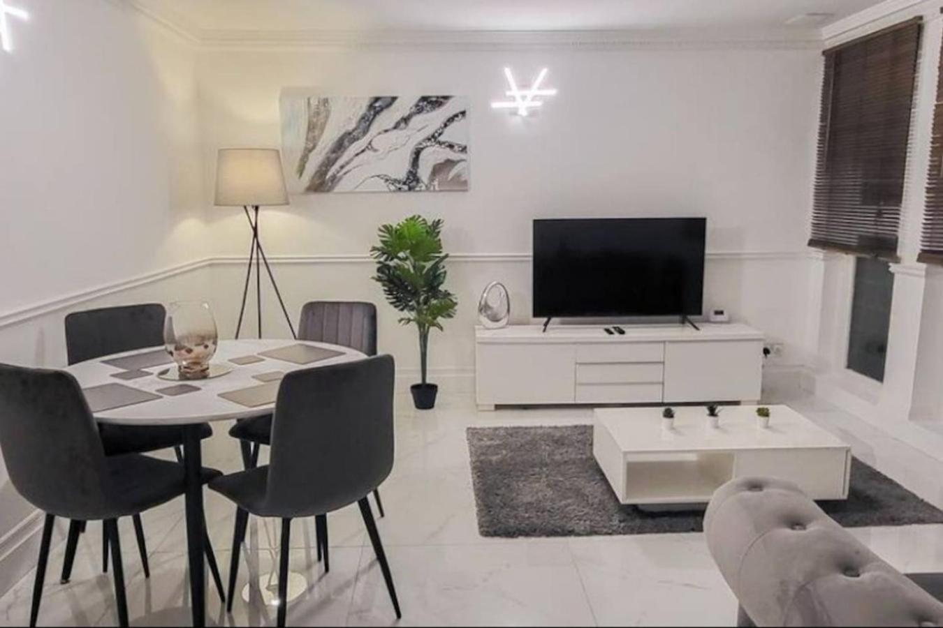 Apartment Spacious 2-bedroom In Canary Wharf London