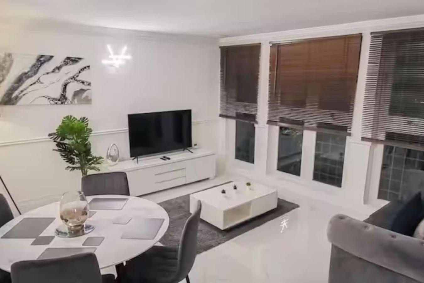 Spacious 2-bedroom In Canary Wharf Apartment *